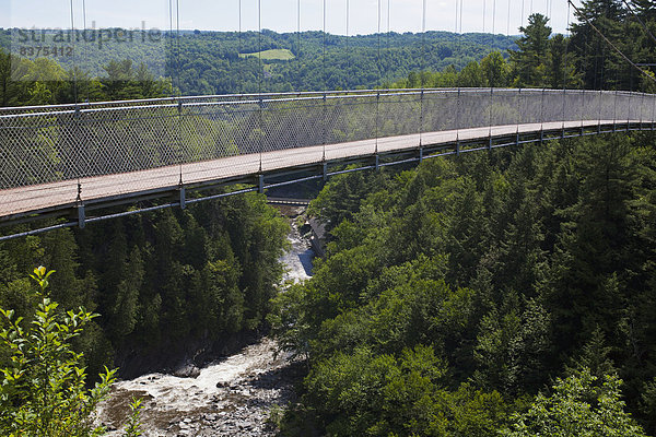 Fußgängerbrücke  über  Fluss  Schlucht  hängen  Coaticook  Quebec  Kanada  Quebec