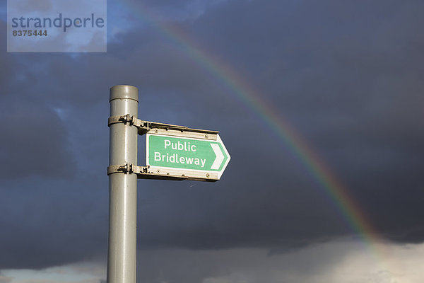 Wolke  Sturm  Zeichen  öffentlicher Ort  Hertfordshire  Reitweg  England  Regenbogen  Signal