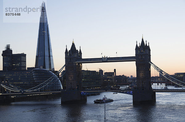 Eine Brücke über die Themse und die Scherbe im Hintergrund London  England