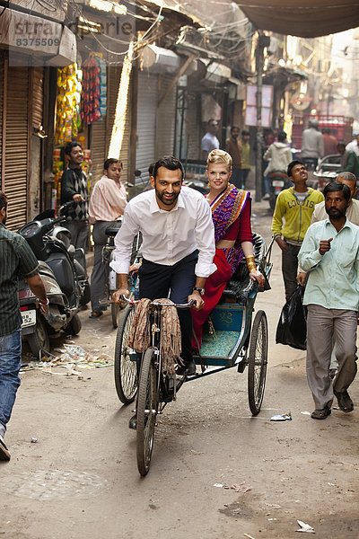 Frau  Mann  fahren  Straße  Passagier  Indien  schmal  Punjab  Rikscha