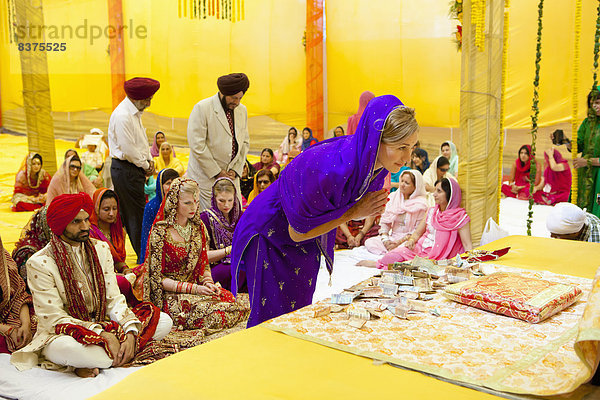 sehen  Braut  Bräutigam  Hochzeit  Tradition  Zeremonie  zeigen  Kollege  Indien  indische Abstammung  Inder  Punjab  Ritual