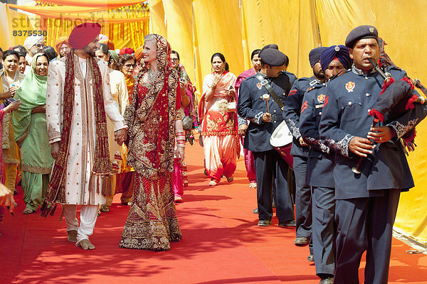 Braut  Bräutigam  Hochzeit  gehen  Zeremonie  Indien  indische Abstammung  Inder  Punjab