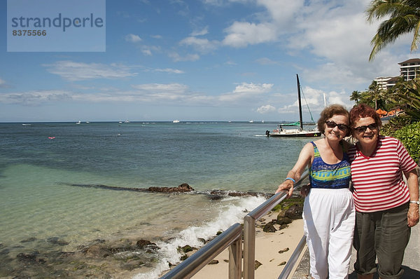 Vereinigte Staaten von Amerika  USA  Pose  Schwester  Küste  2  vorwärts  Hawaii  Oahu  Waikiki Beach