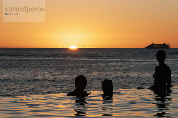 Vereinigte Staaten von Amerika USA Weite Mensch Menschen Ecke Ecken Strand Sonnenuntergang über Hawaii Honolulu Unendlichkeit Oahu Waikiki