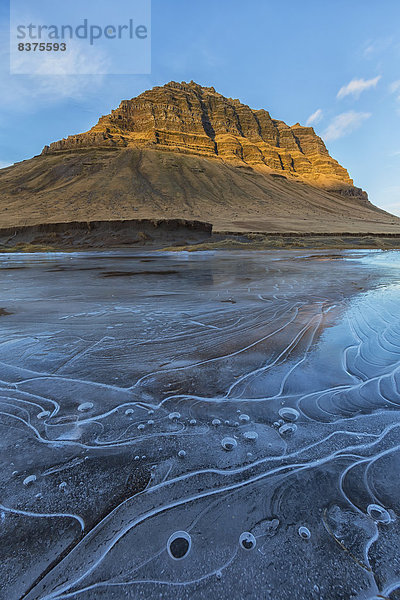 Berg Beleuchtung Licht Sonnenaufgang Eis Fokus auf den Vordergrund Fokus auf dem Vordergrund Snaefellsnes gefroren schlagen Island Teich