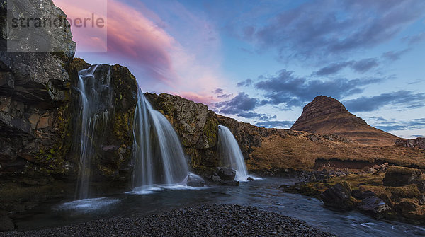 entfernt beleuchtet Wolke klein aufwärts Wasserfall Snaefellsnes Island Sonne