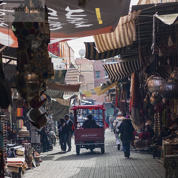 Verkehr  klein  Straße  Menschenreihe  verkaufen  Fußgänger  Marrakesch  Marokko