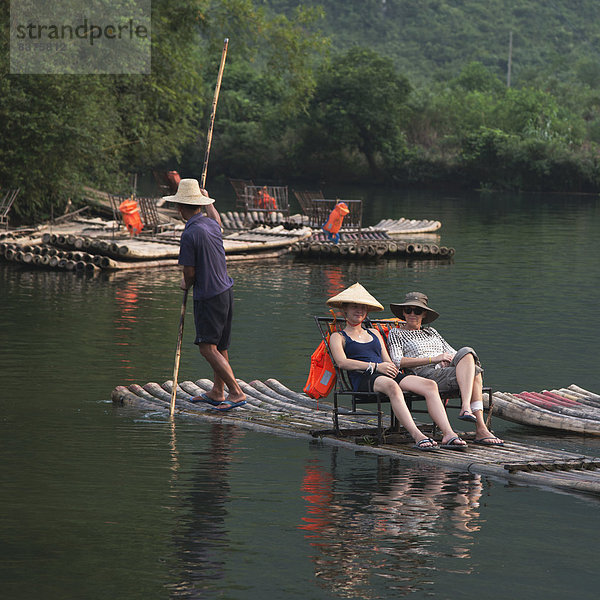 sitzend  Tourist  Boot  Fluss  Rudern  China  Guangxi  Guilin