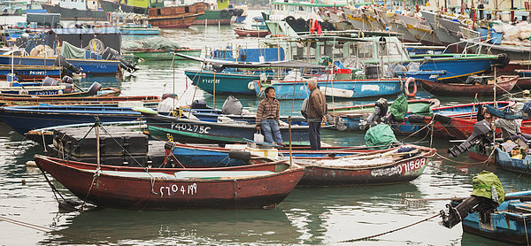 nahe  Hafen  Mann  unterhalten  Boot  Insel  angeln  jung  China  Hongkong  alt