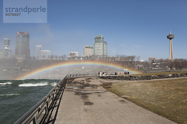 Vereinigte Staaten von Amerika  USA  nahe  Skyline  Skylines  Himmel  fallen  fallend  fällt  Weg  Hintergrund  blau  New York City  Niagarafälle  Regenbogen