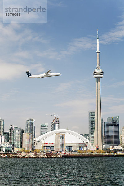 Flugzeug  fliegen  fliegt  fliegend  Flug  Flüge  Wolke  Himmel  Insel  blau  Kanada  Ontario  Skydome  Toronto