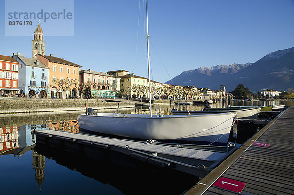 Gebäude See Boot Hintergrund vertäut Dock Alpen vorwärts Langensee Lago Maggiore Ascona schweizerisch Schweiz