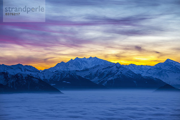 glühend  Glut  Sonnenuntergang  über  Alpen  Locarno  schweizerisch  Schweiz