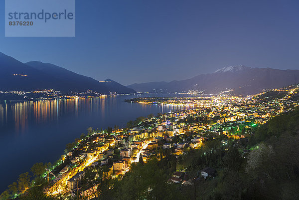 beleuchtet  Nacht  Gebäude  See  Alpen  vorwärts  Langensee  Lago Maggiore  Locarno  Mondschein  schweizerisch  Schweiz