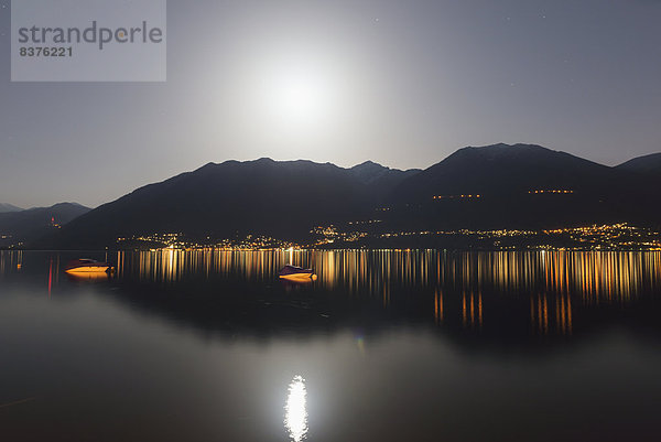 beleuchtet  Nacht  See  Alpen  Langensee  Lago Maggiore  Locarno  Mondschein  schweizerisch  Schweiz