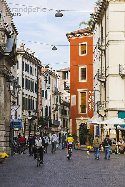 Fahrradfahrer  Straße  Fußgänger  Italien  Verona