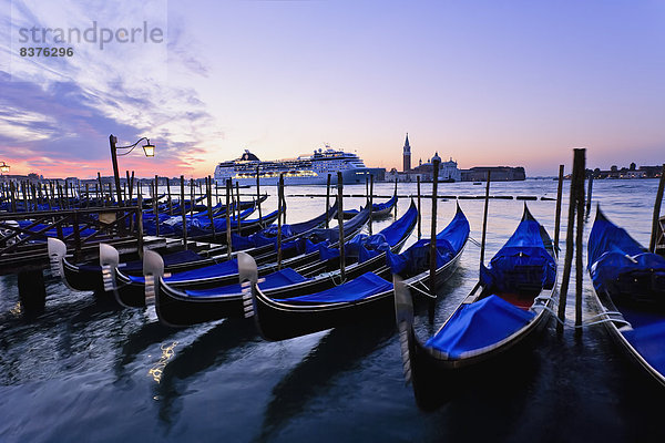 Morgendämmerung  Kirche  Schiff  Gondel  Gondola  Kreuzfahrtschiff  Langensee  Lago Maggiore  Italien  Venedig