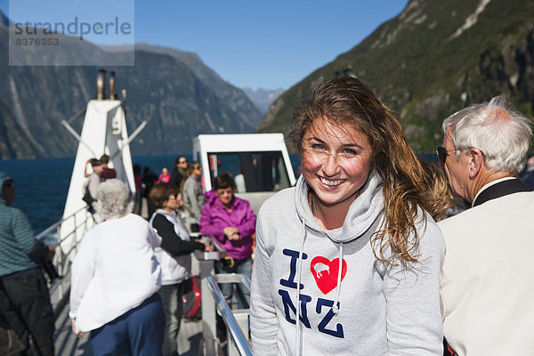 Sweatshirt  Frau  Pose  Liebe  Boot  jung  Geräusch  Kreuzfahrtschiff  Milford  neu  Neuseeland