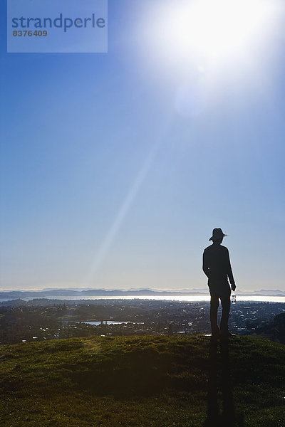 stehend  Mann  Silhouette  Hut  Ansicht  Garten Eden  Auckland  Neuseeland