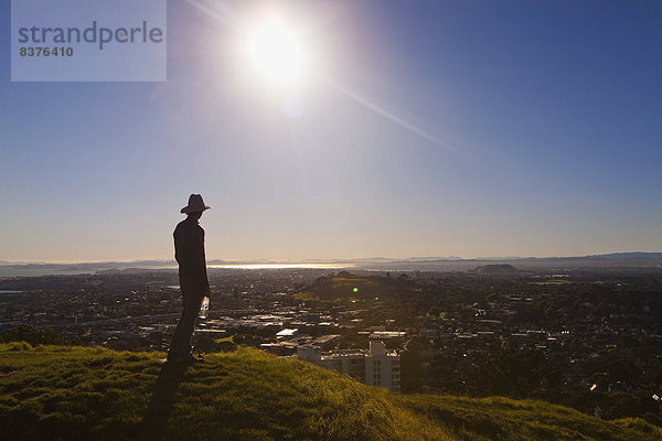 stehend  Mann  Silhouette  Hut  Ansicht  Garten Eden  Auckland  Neuseeland