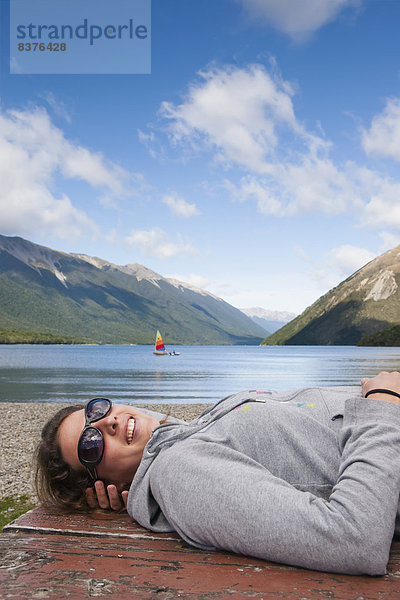 Fröhlichkeit  Picknick  See  Tretboot  Hintergrund  Mädchen  Tisch  Neuseeland  Sonne