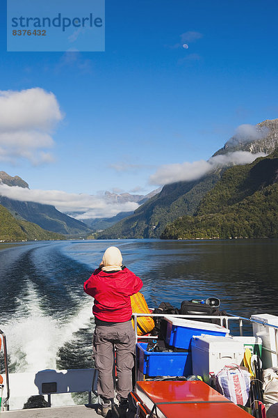 Landschaftlich schön  landschaftlich reizvoll  Fröhlichkeit  Zweifel  See  Touristin  Geräusch  Kreuzfahrtschiff  Neuseeland