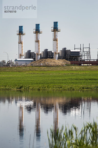 Stapel Himmel grün Spiegelung Feld blau groß großes großer große großen 3 Erdgaskraftwerk Alberta Kanada Teich