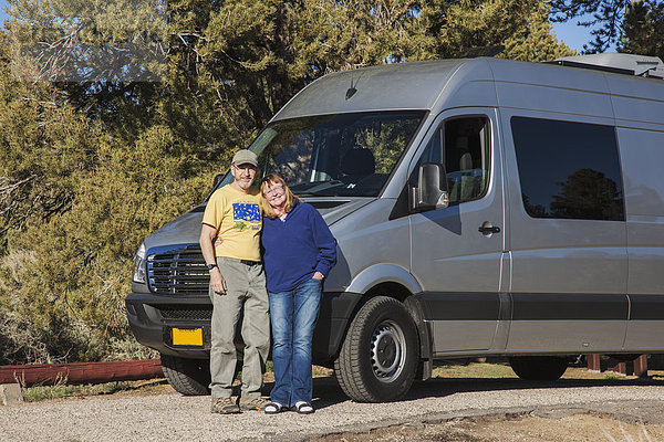 Vereinigte Staaten von Amerika  USA  nahe  Senior  Senioren  Bobfrisur  Kleintransporter  Wald  Campingplatz  frontal  Nevada  camping  Dienstleistungssektor  Lieferwagen