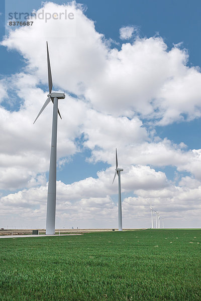 Windturbine Windrad Windräder grau Amerika Bauernhof Hof Höfe Verbindung Fahne Kansas