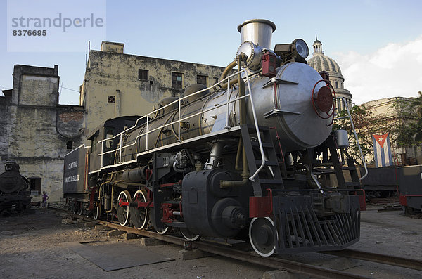 Havanna  Hauptstadt  sitzend  Garten  reparieren  Kuba  Motor  Lokomotive