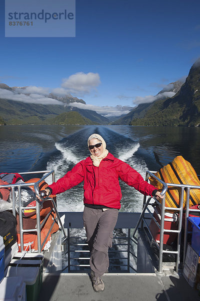 Landschaftlich schön  landschaftlich reizvoll  Fröhlichkeit  Zweifel  See  Boot  Touristin  Geräusch  Kreuzfahrtschiff  Neuseeland