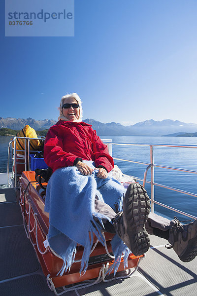 Landschaftlich schön  landschaftlich reizvoll  Fröhlichkeit  Zweifel  See  Boot  Touristin  Geräusch  Kreuzfahrtschiff  Neuseeland