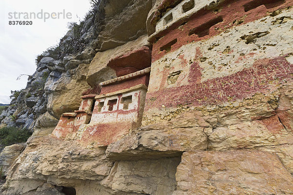 Farbaufnahme  Farbe  Stein  Fenster  Wand  Steilküste  Ignoranz  Fluss  Kultur  Figur  rot  Form  Formen  Nestbau  Kalkstein  Peru  Grabmal