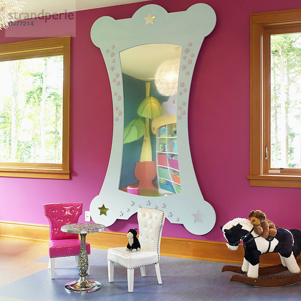 Kinderzimmer Spielzimmer Wand pink groß großes großer große großen British Columbia Kanada Spiegel Vancouver Island
