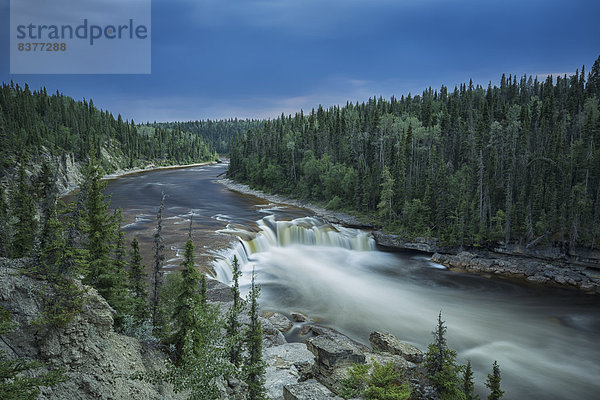 über fließen Fluss Forelle Kanada Northwest Territories