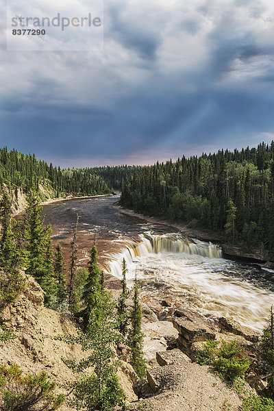 über fließen Fluss beleuchtet Sonnenlicht Forelle Kanada Northwest Territories