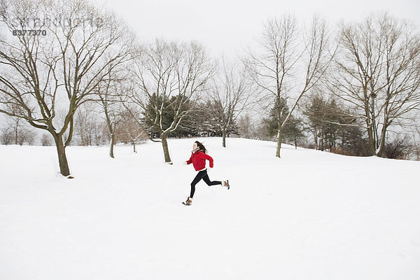 rennen  Jacke  Feld  Ski  rot  Mädchen  Kanada  Ontario  Schnee  Toronto