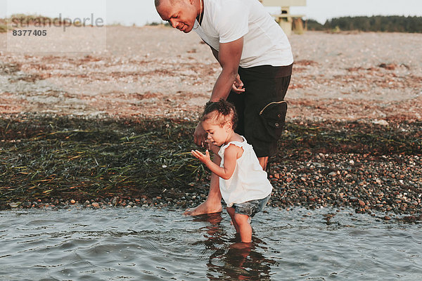 Wasser  Strand  Menschlicher Vater  waten  Tochter  British Columbia  Kanada