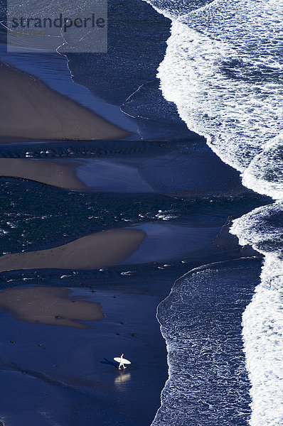 Vereinigte Staaten von Amerika  USA  Kitesurfer  gehen  Strand  Ozean  Tal  schwarz  Sand  Insel  Pazifischer Ozean  Pazifik  Stiller Ozean  Großer Ozean  Hawaii