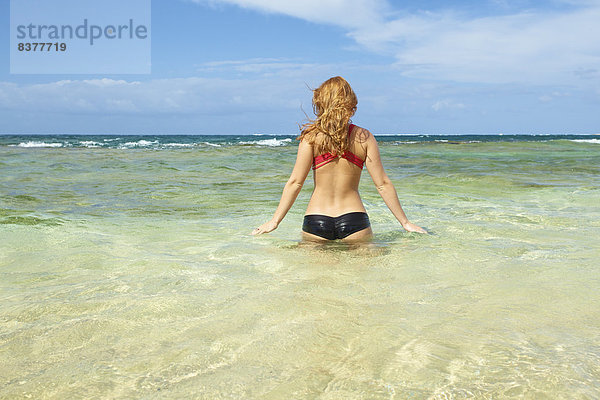Vereinigte Staaten von Amerika  USA  Wasser  Frau  Bikini  Ozean  jung  Hawaii