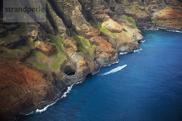 Vereinigte Staaten von Amerika USA Felsen Ozean Küste Boot Insel Pazifischer Ozean Pazifik Stiller Ozean Großer Ozean Ansicht vorwärts Luftbild Fernsehantenne Hawaii hawaiianisch