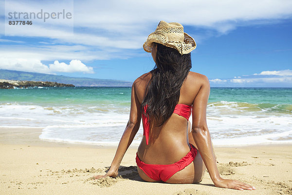 Vereinigte Staaten von Amerika  USA  sitzend  Frau  Strand  Bikini  Insel  rot  jung  Hawaii  hawaiianisch  Maui