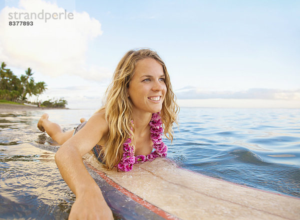 Vereinigte Staaten von Amerika  USA  Wasser  Frau  fahren  jung  Kleidung  Hawaii  lei  Maui