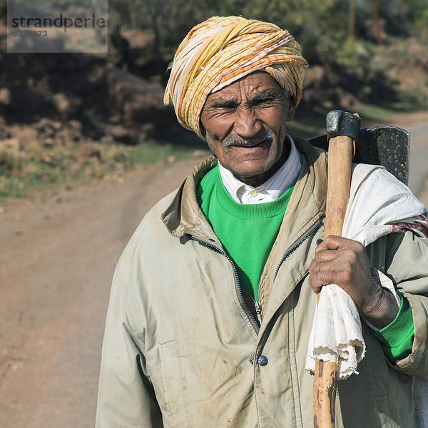 Mann tragen über Werkzeug Marrakesch marokkanisch Marokko