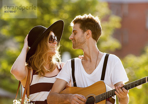 Verliebtes Paar im Sommer  mit Gitarre