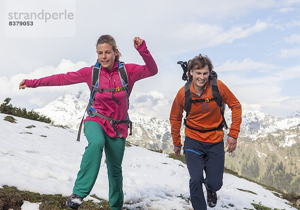 Junges Paar beim Wandern im Hochgebirge