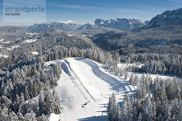Skifahrer am Hausberg  Winterlandschaft  Garmisch-Partenkirchen  Bayern  Deutschland