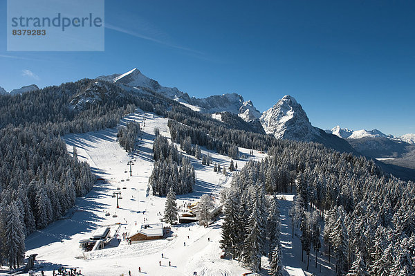 Skifahrer am Hausberg  Winterlandschaft  Garmisch-Partenkirchen  Bayern  Deutschland