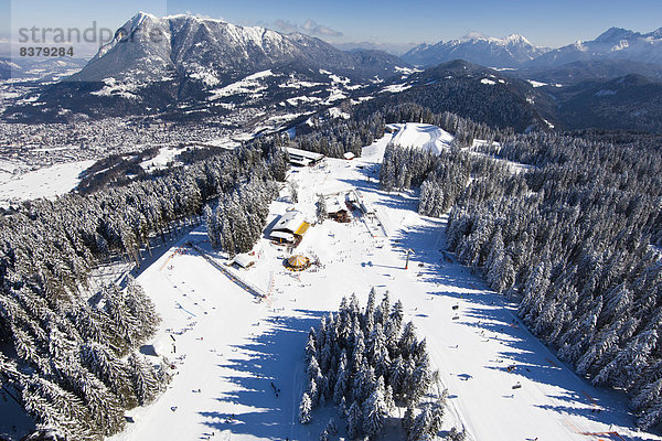 Skifahrer am Hausberg  Winterlandshaft  Garmisch-Partenkirchen  Bayern  Deutschland