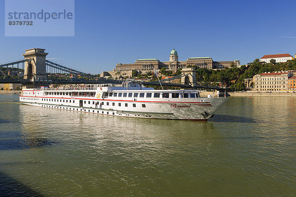 Burgberg mit Ungarischer Nationalgalerie und Kettenbrücke über die Donau  Budapest  Ungarn